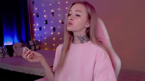 Snapshot of naughty_mablee chatting on 06-18-26, 01:28 Mable online show from 06-18-26, 01:28