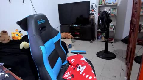 Snapshot of neeko_lol_ chatting on 03-15-26, 01:44 Geek Nicole im Neeko UwU online show from 03-15-26, 01:44