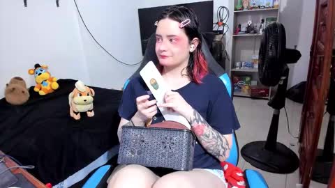 Snapshot of neeko_lol_ chatting on 03-17-26, 12:30 Geek Nicole im Neeko UwU online show from 03-17-26, 12:30