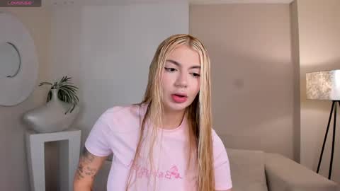 Snapshot of niaholland chatting on 06-05-26, 10:54 SQUIRTER DOLL online show from 06-05-26, 10:54