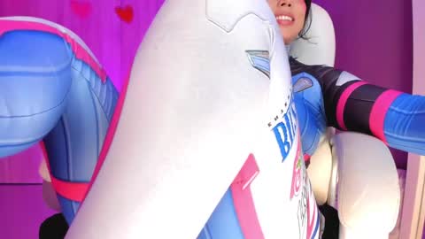 Nicolle  Go to Visit   online show from 05-22-26, 07:15