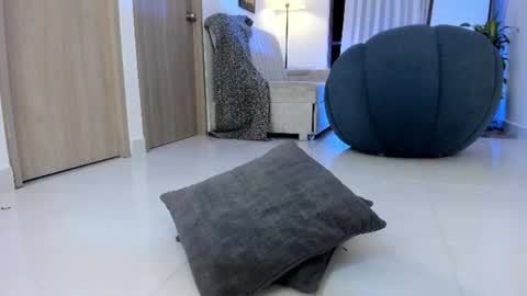 Snapshot of nikavelvet chatting on 06-11-26, 12:43 NIKA online show from 06-11-26, 12:43