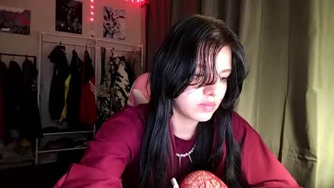 Snapshot of nishazenisek chatting on 05-18-26, 04:24 Alice online show from 05-18-26, 04:24