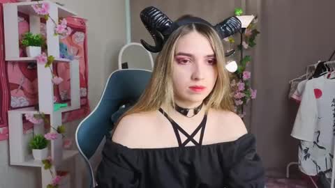 Snapshot of nocturnehuntress chatting on 05-24-26, 07:24 Alice online show from 05-24-26, 07:24