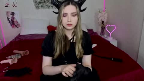 Snapshot of nocturnehuntress chatting on 06-02-26, 10:39 Alice online show from 06-02-26, 10:39