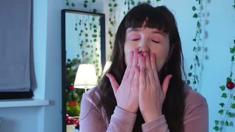 hey hey i am Lora and im new here hope to have some good time here 3 online show from 12-14-25, 02:00