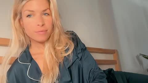 hi im Janasmall boobs big heart  warm pussy  online show from 04-09-26, 09:36