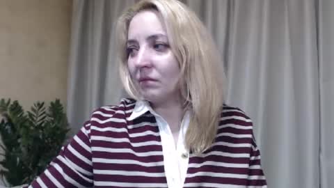 Snapshot of ohsweetmari chatting on 03-12-26, 10:43 Mari online show from 03-12-26, 10:43
