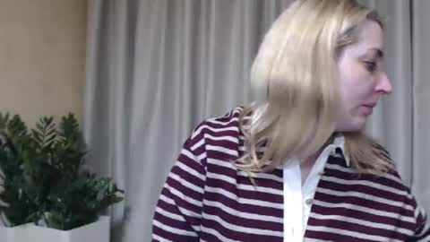 Snapshot of ohsweetmari chatting on 03-12-26, 10:49 Mari online show from 03-12-26, 10:49