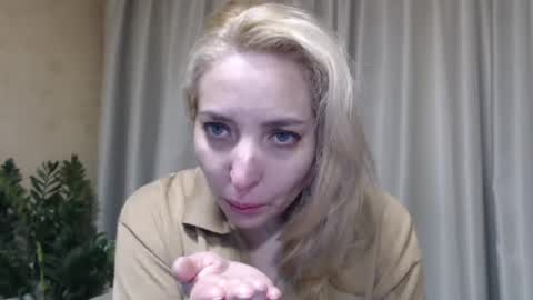 Snapshot of ohsweetmari chatting on 04-12-26, 11:37 Mari online show from 04-12-26, 11:37