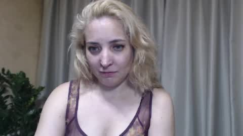 Snapshot of ohsweetmari chatting on 06-09-26, 03:56 Mari online show from 06-09-26, 03:56