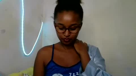 Snapshot of olinah610 chatting on 05-29-26, 11:41 olinah610 online show from 05-29-26, 11:41