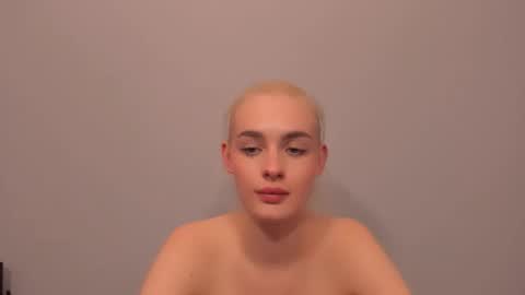 Snapshot of oliviahappy chatting on 03-15-26, 09:10 oliviaBeauty online show from 03-15-26, 09:10