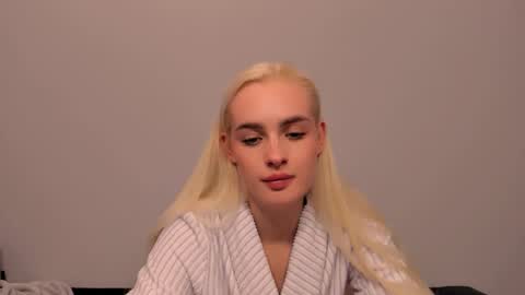 Snapshot of oliviahappy chatting on 03-16-26, 08:24 oliviaBeauty online show from 03-16-26, 08:24