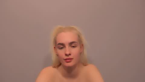 Snapshot of oliviahappy chatting on 03-19-26, 09:30 oliviaBeauty online show from 03-19-26, 09:30