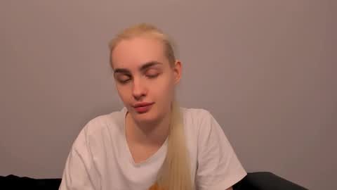 Snapshot of oliviahappy chatting on 03-23-26, 01:15 oliviaBeauty online show from 03-23-26, 01:15