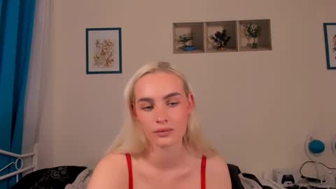 Snapshot of oliviahappy chatting on 04-13-26, 06:24 oliviaBeauty online show from 04-13-26, 06:24