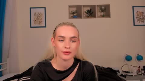Snapshot of oliviahappy chatting on 04-15-26, 07:54 oliviaBeauty online show from 04-15-26, 07:54