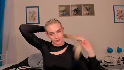 Snapshot of oliviahappy chatting on 04-15-26, 07:58 oliviaBeauty online show from 04-15-26, 07:58