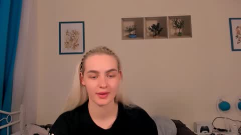 Snapshot of oliviahappy chatting on 04-16-26, 06:19 oliviaBeauty online show from 04-16-26, 06:19