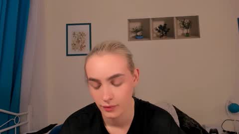 Snapshot of oliviahappy chatting on 04-18-26, 07:18 oliviaBeauty online show from 04-18-26, 07:18