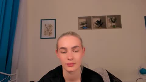 Snapshot of oliviahappy chatting on 04-18-26, 07:58 oliviaBeauty online show from 04-18-26, 07:58