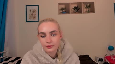 Snapshot of oliviahappy chatting on 04-19-26, 05:34 oliviaBeauty online show from 04-19-26, 05:34