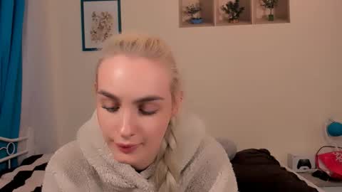 Snapshot of oliviahappy chatting on 04-19-26, 06:21 oliviaBeauty online show from 04-19-26, 06:21