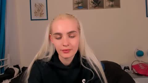 Snapshot of oliviahappy chatting on 04-20-26, 06:53 oliviaBeauty online show from 04-20-26, 06:53
