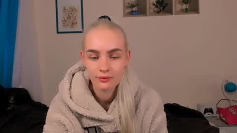 Snapshot of oliviahappy chatting on 04-25-26, 01:36 oliviaBeauty online show from 04-25-26, 01:36
