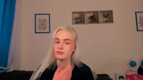 Snapshot of oliviahappy chatting on 04-26-26, 01:42 oliviaBeauty online show from 04-26-26, 01:42