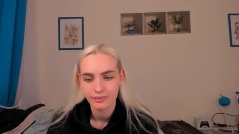 Snapshot of oliviahappy chatting on 05-13-26, 01:30 oliviaBeauty online show from 05-13-26, 01:30