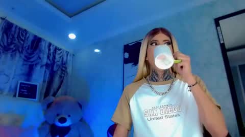 Snapshot of oliviahot01 chatting on 07-07-26, 01:19 oliviahot01 online show from 07-07-26, 01:19