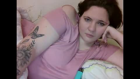 Snapshot of olyafire chatting on 12-28-24, 06:40 OlyaFire online show from 12-28-24, 06:40