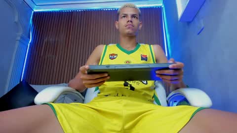 Snapshot of omen20_ chatting on 04-11-26, 11:14 Omen online show from 04-11-26, 11:14