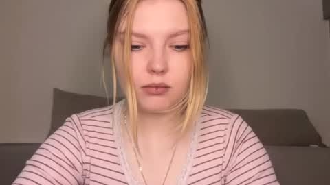 Snapshot of opheliaritz chatting on 06-17-26, 04:59 Ophelia online show from 06-17-26, 04:59