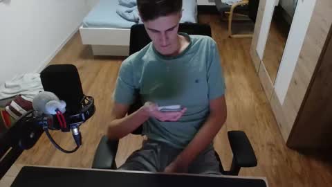 OverkneeBabe online show from 12-15-25, 09:52