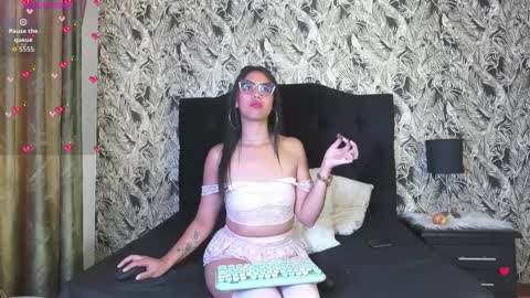 Paola Turner online show from 09-11-25, 01:11