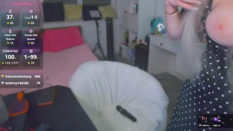 Snapshot of paradise_for_you_ chatting on 05-12-26, 01:47 Victoria online show from 05-12-26, 01:47