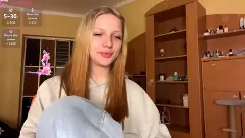 Snapshot of pearlinesilfies chatting on 06-22-26, 04:37 Zlata online show from 06-22-26, 04:37