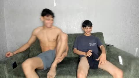 Snapshot of pelusos_mens chatting on 04-25-26, 01:52 CAIN-19 ALLEN-18 RONALD-18 AUSTIN-18 MOD DANTE online show from 04-25-26, 01:52