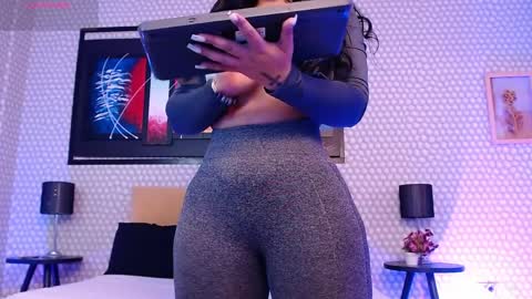 Snapshot of penelopee_28 chatting on 04-10-26, 04:39 Penelope Lets get to 100 hands up online show from 04-10-26, 04:39