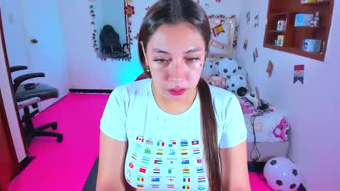 Snapshot of perlabeautiful chatting on 06-25-26, 02:00 PERLA online show from 06-25-26, 02:00
