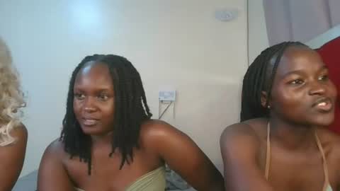 Snapshot of petite_luxe1 chatting on 06-22-26, 11:18 Luxe online show from 06-22-26, 11:18