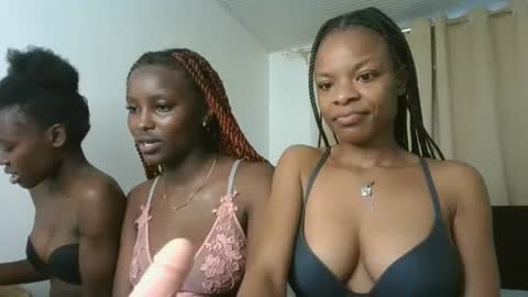 Snapshot of petite_luxe1 chatting on 07-16-26, 03:07 Luxe online show from 07-16-26, 03:07