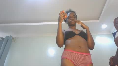 Snapshot of petite_luxe1 chatting on 07-23-26, 11:41 Luxe online show from 07-23-26, 11:41