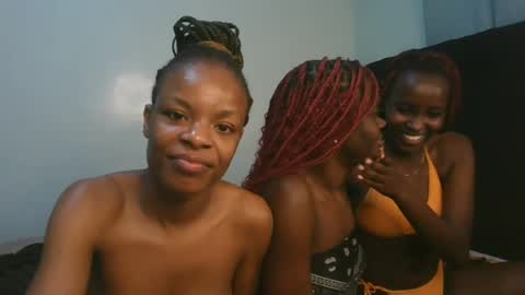 Snapshot of petite_luxe1 chatting on 07-28-26, 04:39 Luxe online show from 07-28-26, 04:39