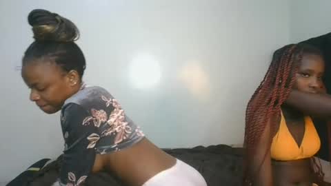 Snapshot of petite_luxe1 chatting on 07-28-26, 07:39 Luxe online show from 07-28-26, 07:39