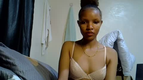 Snapshot of petite_melinda chatting on 06-11-26, 12:32 petite_melinda online show from 06-11-26, 12:32