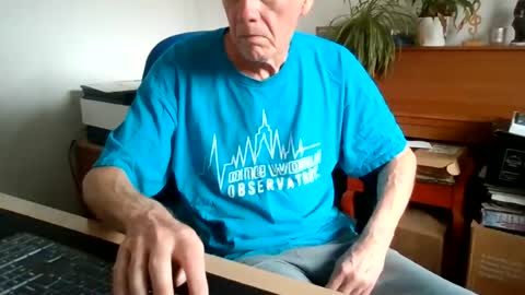 Snapshot of petitwilly chatting on 06-18-26, 09:58 petitwilly online show from 06-18-26, 09:58